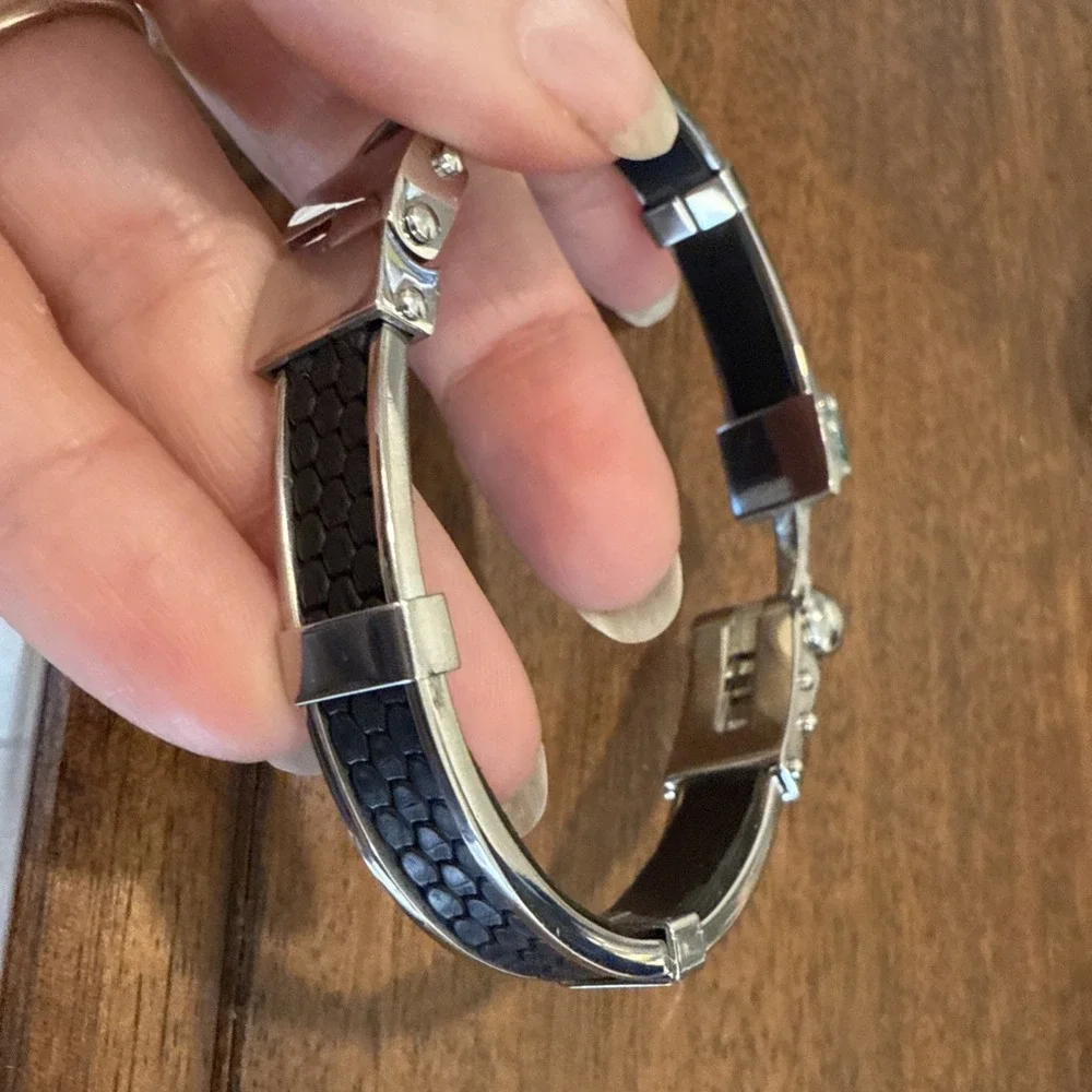 MENS Bracelet Silver Tone Black Accent‎  Sturdy excellent condition